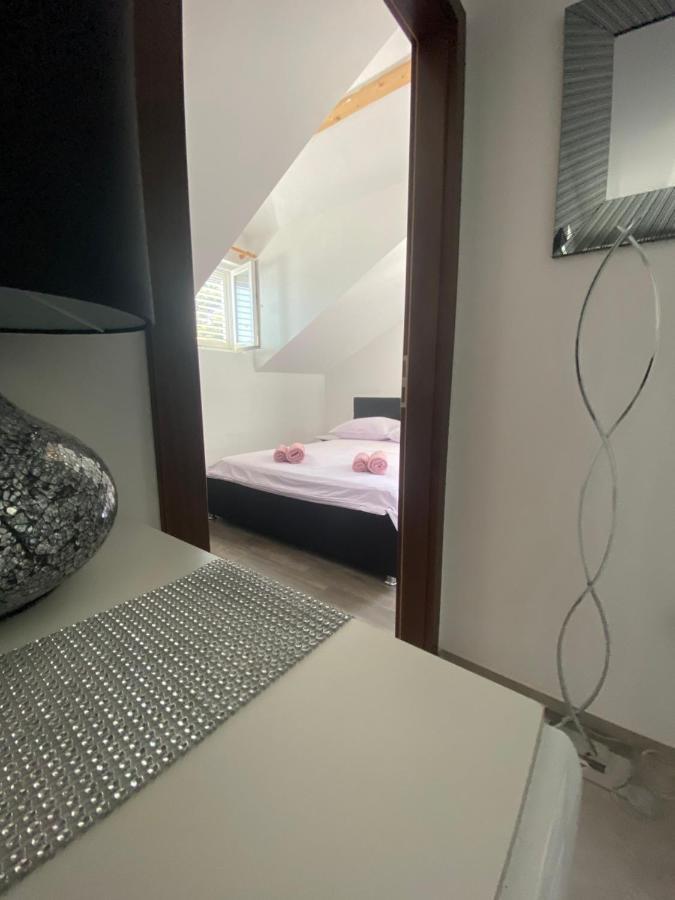 Guesthouse Ruza Sobra Apartments In The Attic Of The House Bagian luar foto